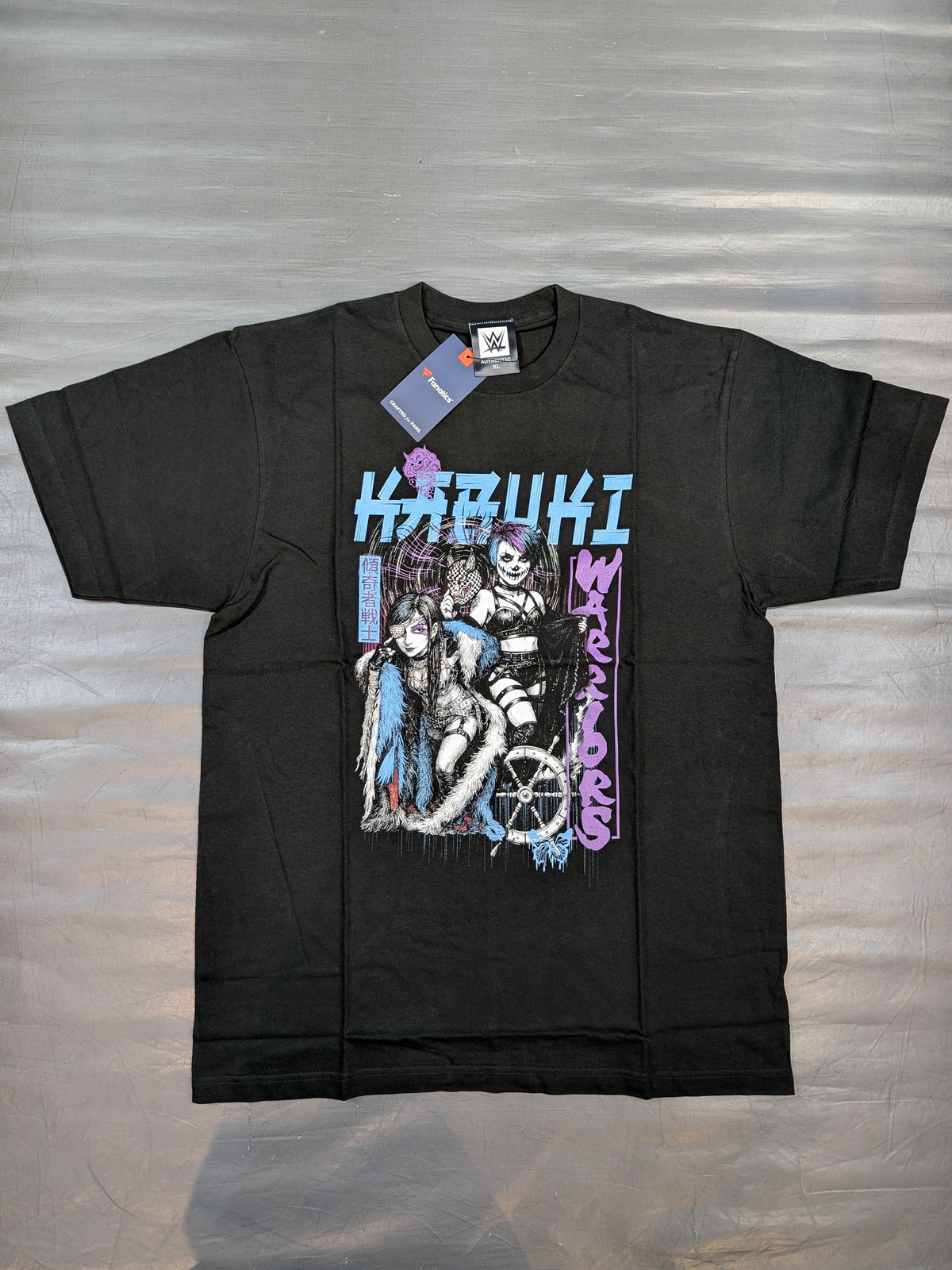 アスカ＆カイリ・セイン(カブキ・ウォリアーズ)「傾奇者戦士」イラストTシャツ(日本公演2024 / ブラック)