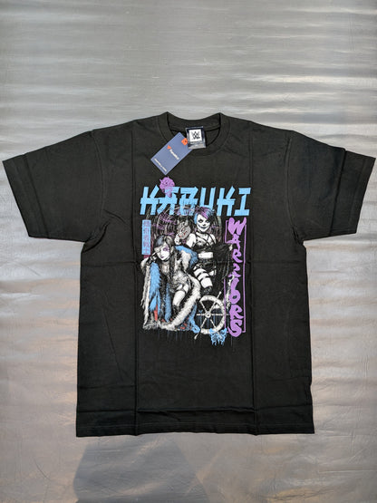 アスカ＆カイリ・セイン(カブキ・ウォリアーズ)「傾奇者戦士」イラストTシャツ(日本公演2024 / ブラック)