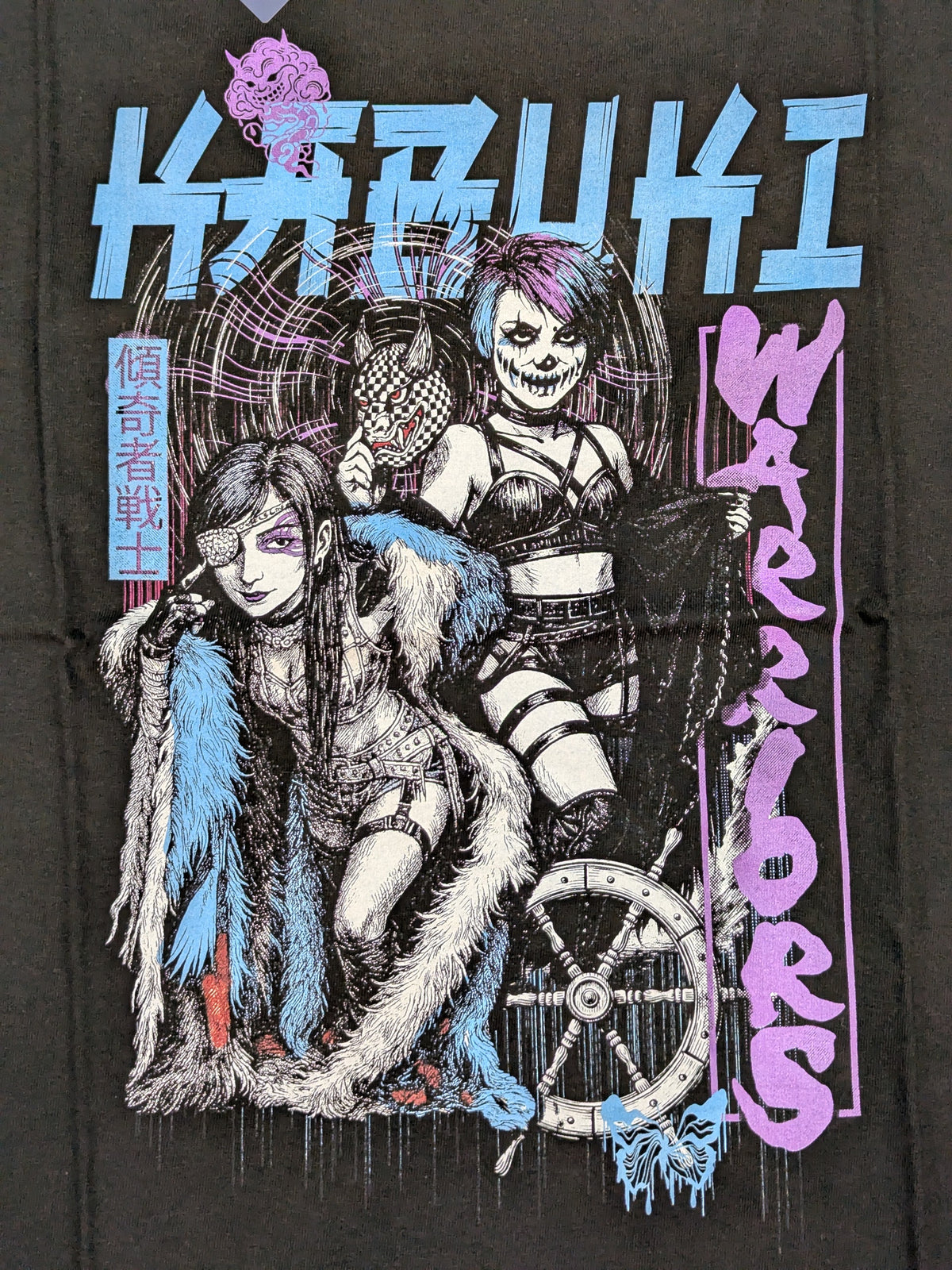 アスカ＆カイリ・セイン(カブキ・ウォリアーズ)「傾奇者戦士」イラストTシャツ(日本公演2024 / ブラック)
