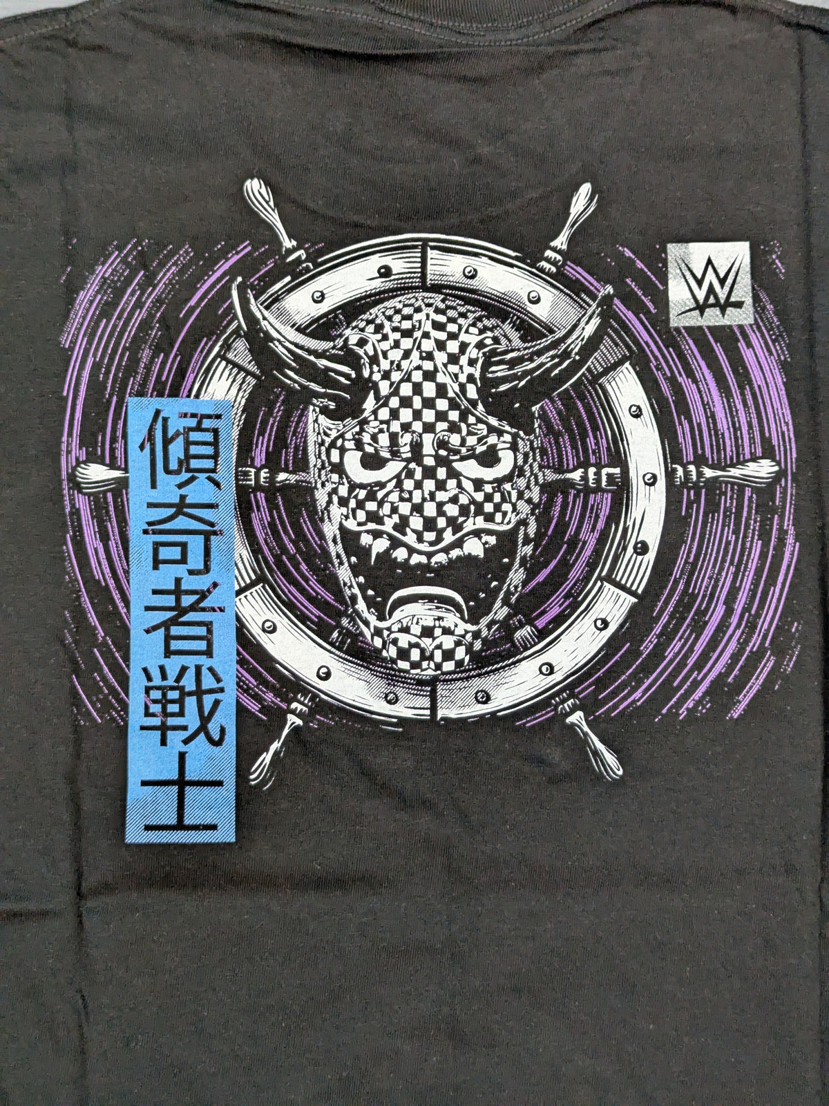 アスカ＆カイリ・セイン(カブキ・ウォリアーズ)「傾奇者戦士」イラストTシャツ(日本公演2024 / ブラック)
